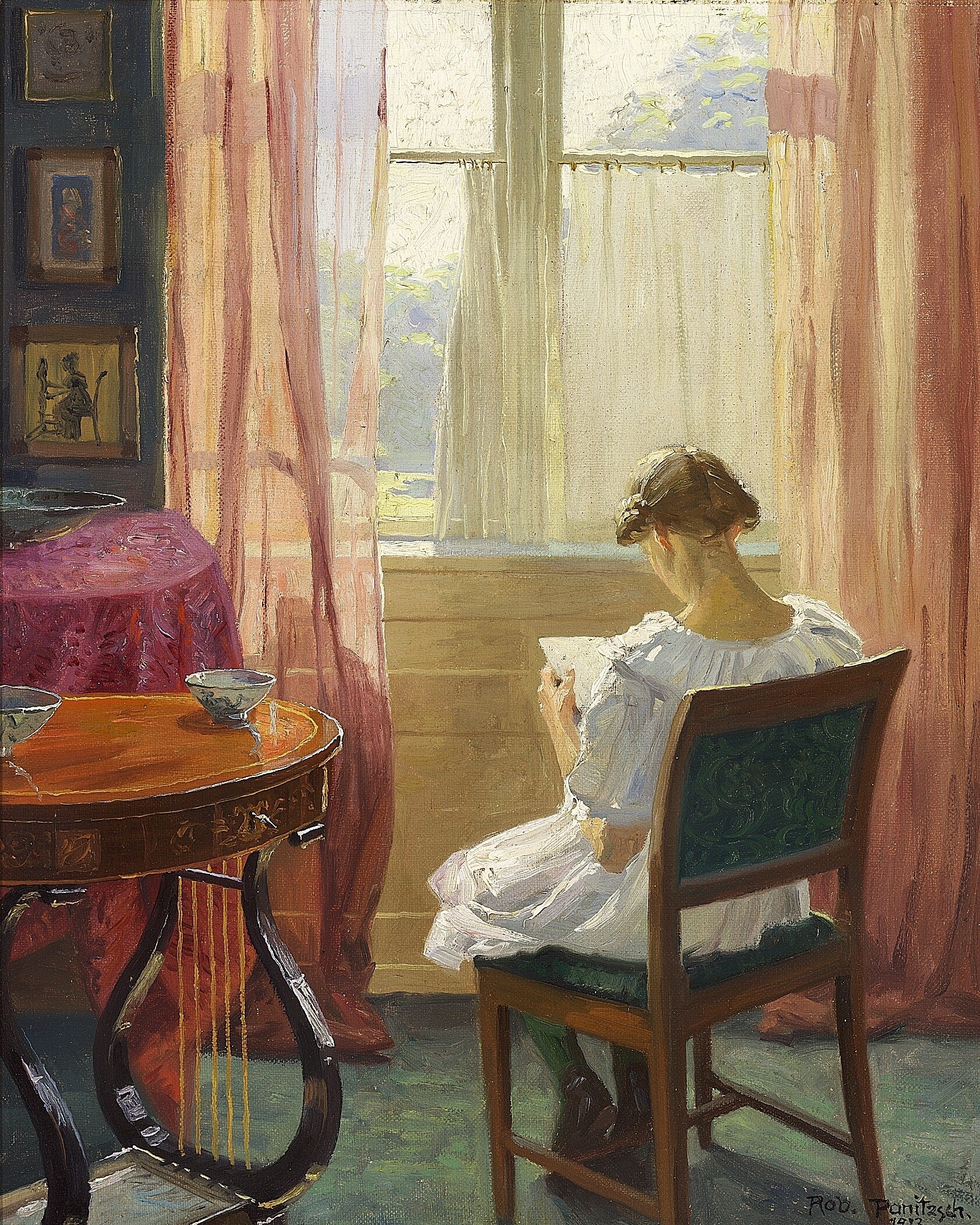 《室内，阳光明媚的窗户旁阅读的女孩》