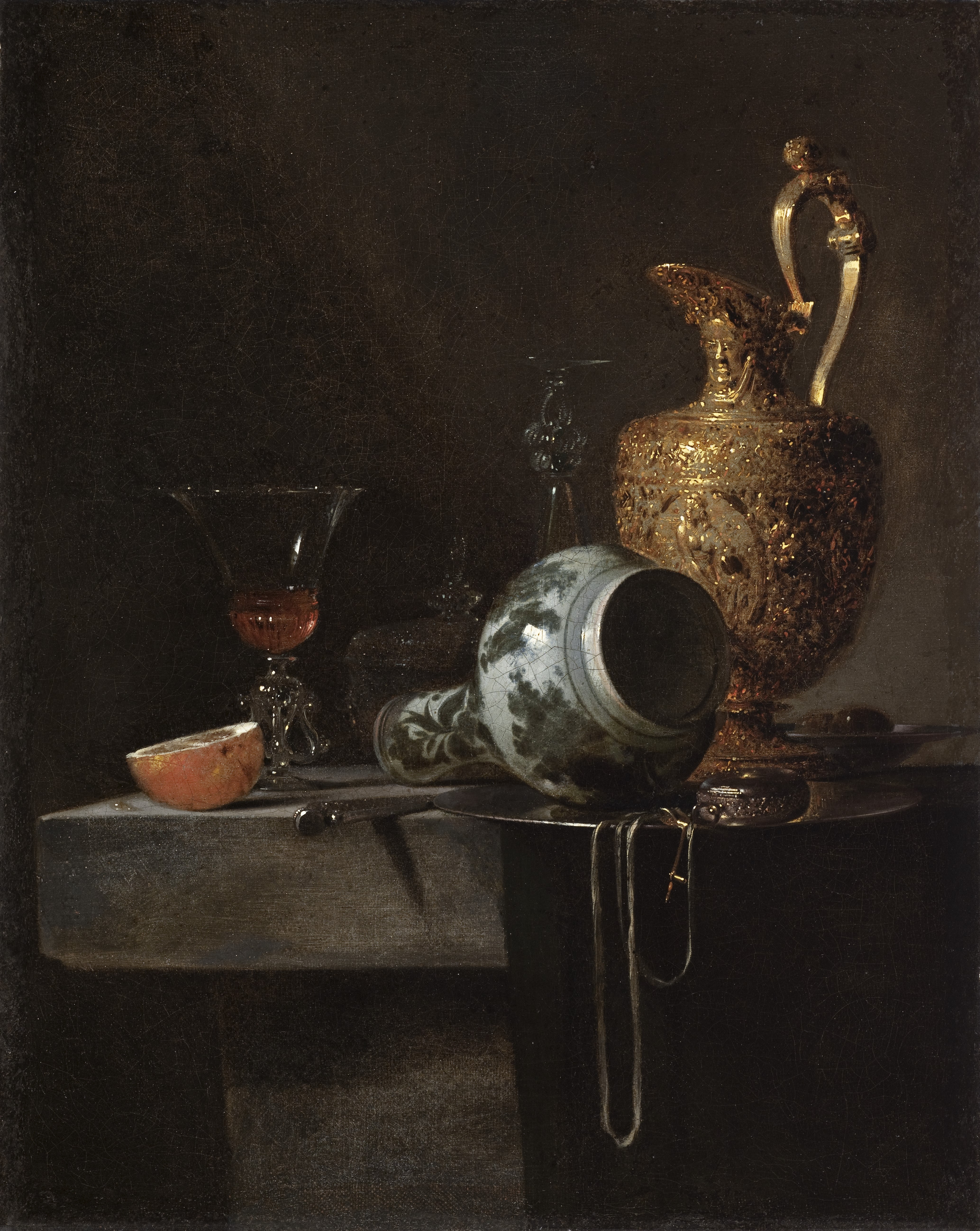 《瓷花瓶、镀银水壶和玻璃的静物》