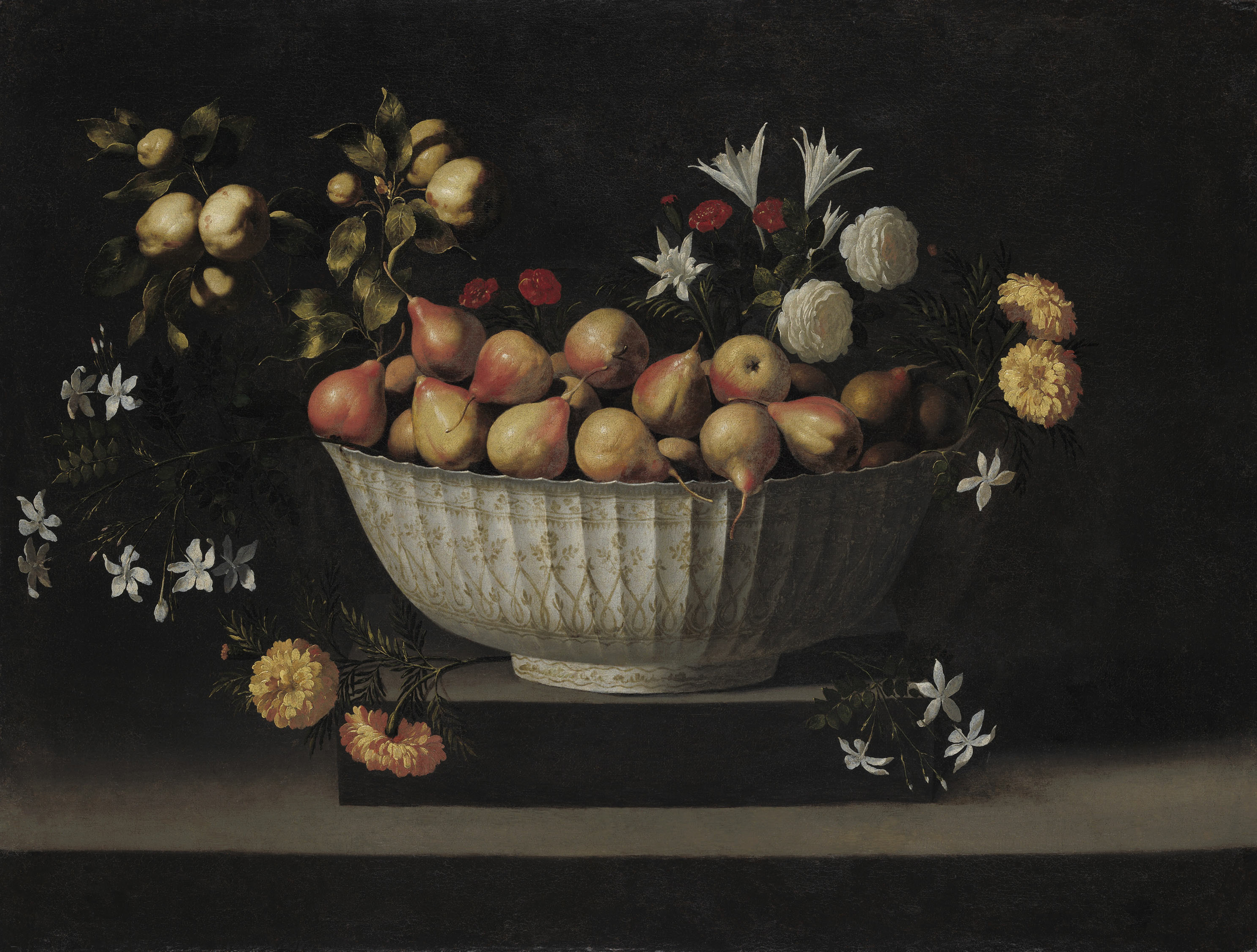 《瓷碗里的鲜花和水果》