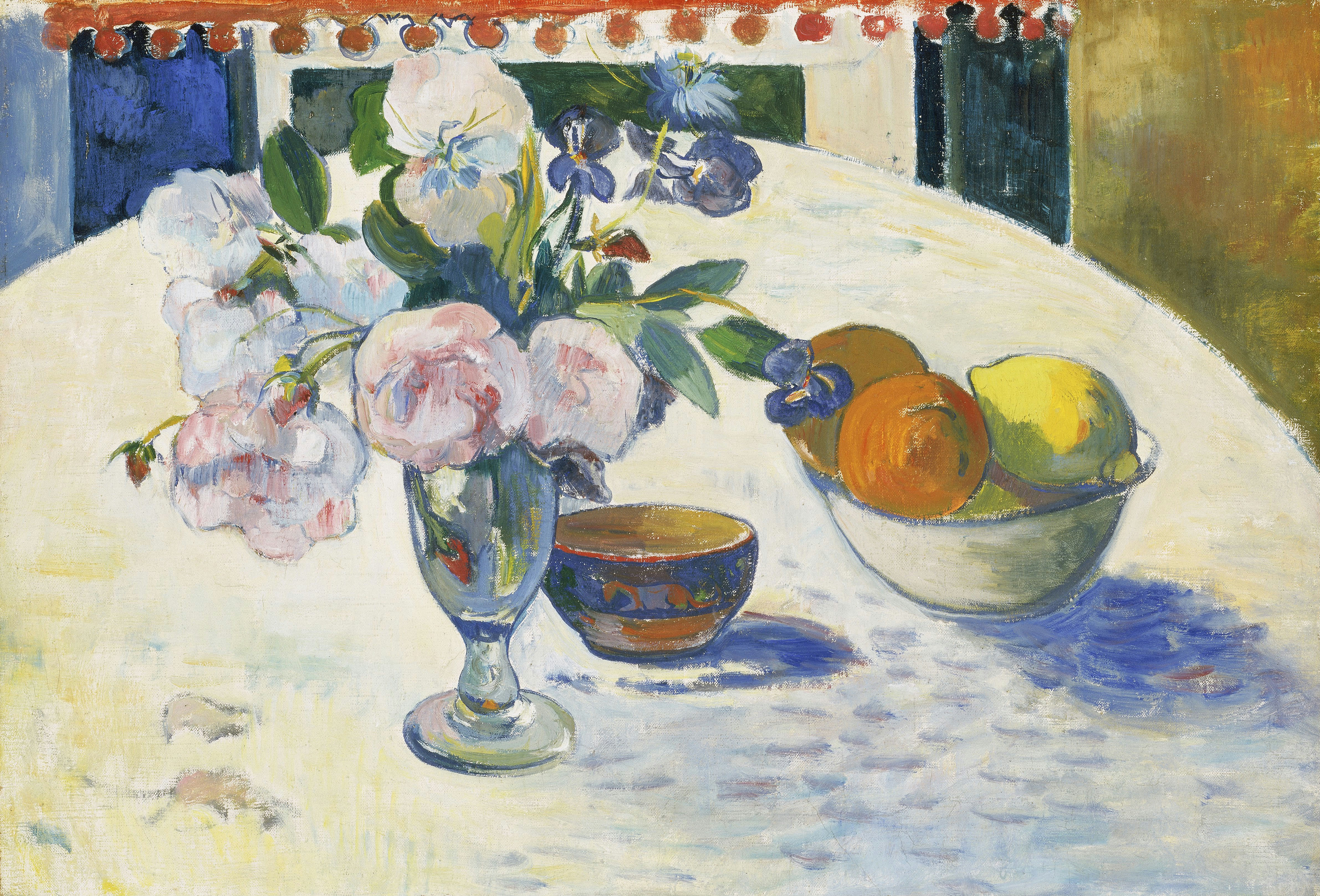 《桌上的鲜花与碗里的水果》